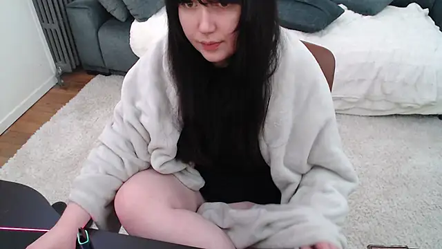 Lynylou online show from February 26, 2:03 pm