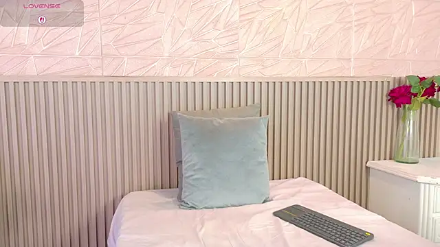 Snapshot of paula__cruzz chatting on October 15, 9:15 pm paula cruzz online show from October 15, 9:15 pm