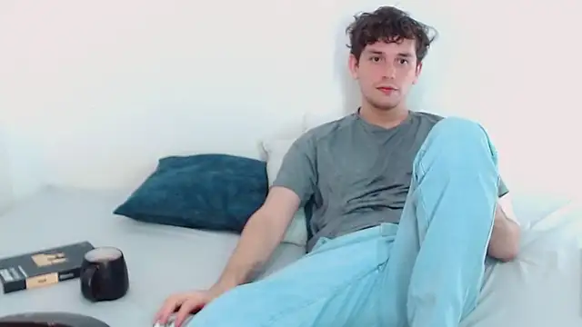 Snapshot of Elio555 chatting on December 4, 12:19 am Elio555 online show from December 4, 12:19 am