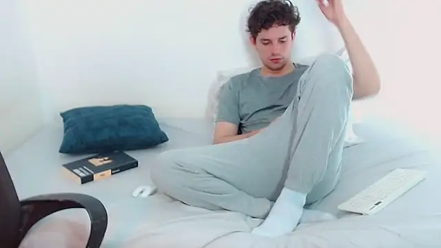 Snapshot of Elio555 chatting on December 4, 4:49 pm Elio555 online show from December 4, 4:49 pm