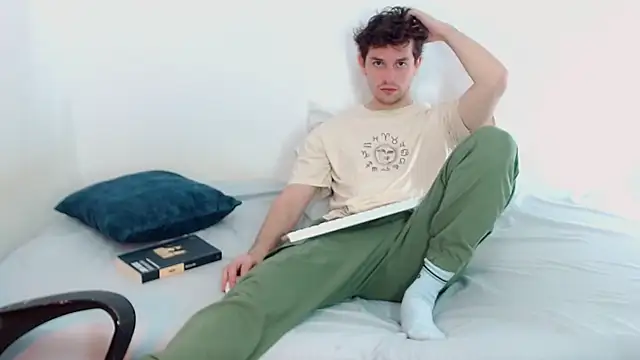 Snapshot of Elio555 chatting on December 6, 2:28 pm Elio555 online show from December 6, 2:28 pm