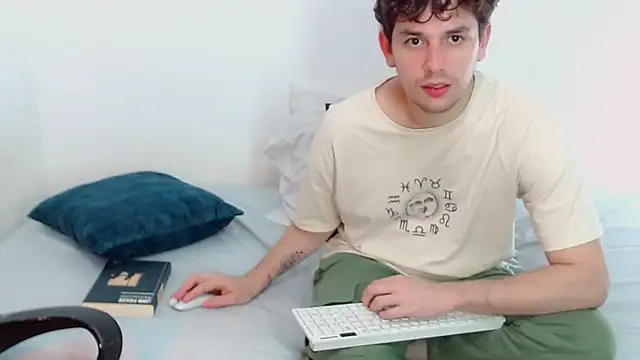 Snapshot of Elio555 chatting on December 6, 8:40 pm Elio555 online show from December 6, 8:40 pm