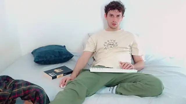 Snapshot of Elio555 chatting on December 7, 9:33 pm Elio555 online show from December 7, 9:33 pm