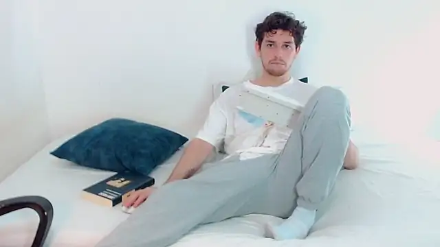 Snapshot of Elio555 chatting on December 14, 6:52 pm Elio555 online show from December 14, 6:52 pm