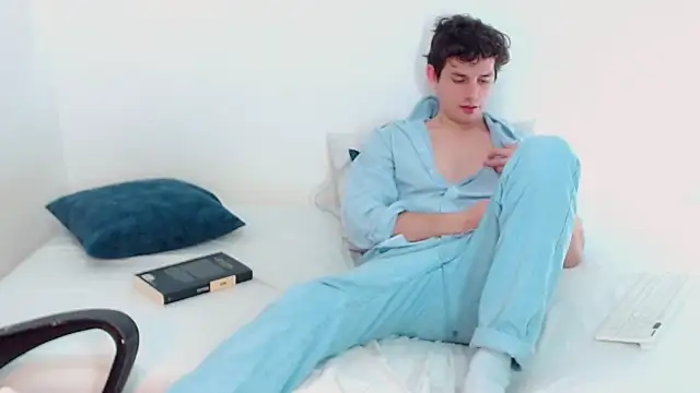 Snapshot of Elio555 chatting on December 15, 8:04 pm Elio555 online show from December 15, 8:04 pm