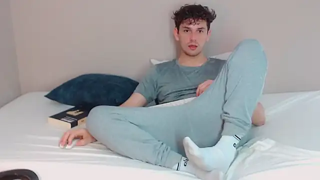 Snapshot of Elio555 chatting on December 21, 11:02 pm Elio555 online show from December 21, 11:02 pm