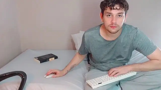 Snapshot of Elio555 chatting on December 29, 9:09 pm Elio555 online show from December 29, 9:09 pm