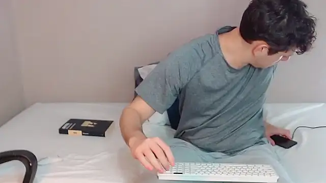 Snapshot of Elio555 chatting on January 8, 6:09 am Elio555 online show from January 8, 6:09 am