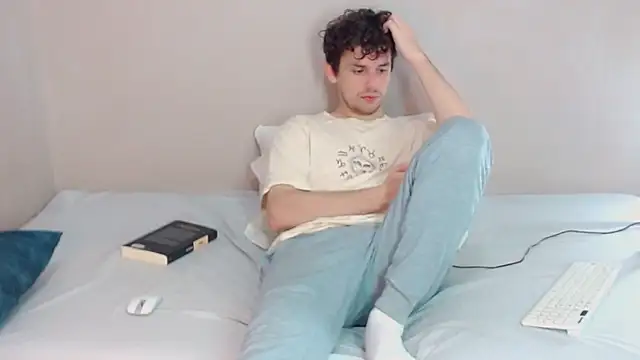 Snapshot of Elio555 chatting on February 9, 6:47 pm Elio555 online show from February 9, 6:47 pm