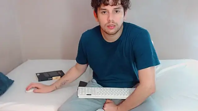 Snapshot of Elio555 chatting on February 16, 11:59 pm Elio555 online show from February 16, 11:59 pm