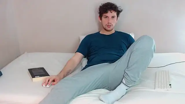 Snapshot of Elio555 chatting on February 18, 1:54 am Elio555 online show from February 18, 1:54 am