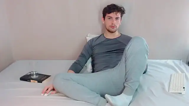 Snapshot of Elio555 chatting on March 22, 10:39 am Elio555 online show from March 22, 10:39 am