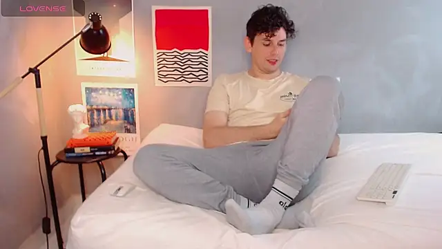 Snapshot of Elio555 chatting on October 31, 1:23 pm Elio555 online show from October 31, 1:23 pm