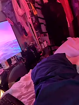 gurlnips online show from February 8, 9:15 pm