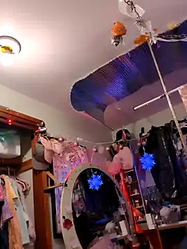 gurlnips online show from February 9, 9:47 am