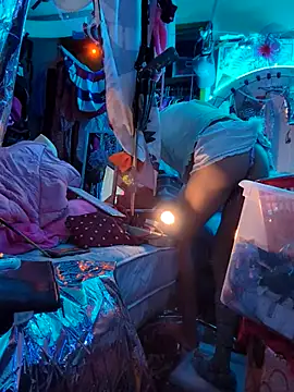 gurlnips online show from March 6, 11:47 am