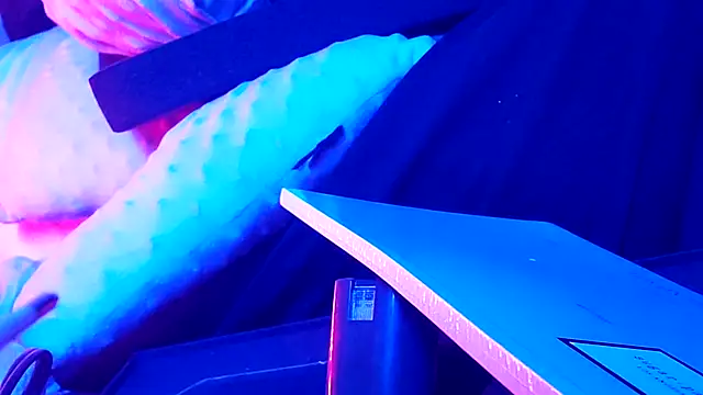 gurlnips online show from September 9, 8:14 am