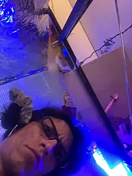 gurlnips online show from September 10, 8:25 am