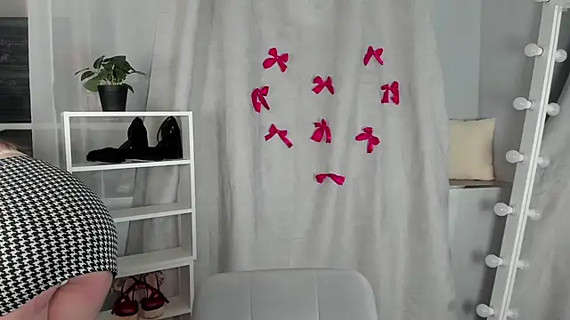 Rebecca Kelly online show from February 3, 6:28 pm