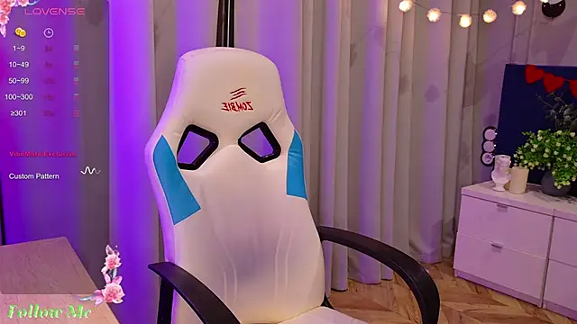 Snapshot of Liv_Fay chatting on February 4, 8:06 pm Liv Fay online show from February 4, 8:06 pm