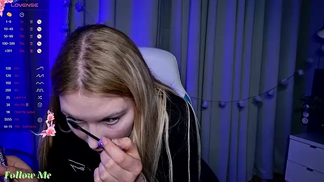 Snapshot of Liv_Fay chatting on February 19, 4:44 pm Liv Fay online show from February 19, 4:44 pm