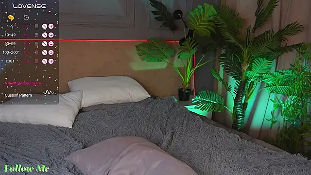 Snapshot of Liv_Fay chatting on March 14, 12:43 am Liv Fay online show from March 14, 12:43 am