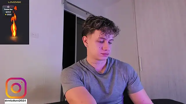 Snapshot of DerekOlsen chatting on October 15, 2:33 am DerekOlsen online show from October 15, 2:33 am