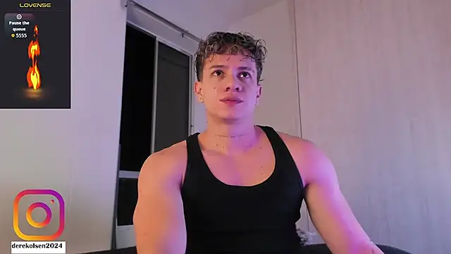 Snapshot of DerekOlsen chatting on October 17, 2:37 am DerekOlsen online show from October 17, 2:37 am