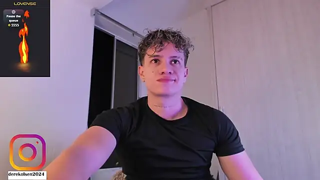 Snapshot of DerekOlsen chatting on October 22, 2:45 am DerekOlsen online show from October 22, 2:45 am