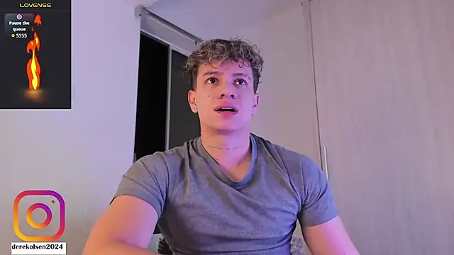 Snapshot of DerekOlsen chatting on October 25, 2:52 am DerekOlsen online show from October 25, 2:52 am