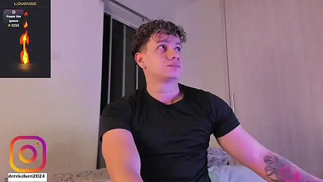 Snapshot of DerekOlsen chatting on October 27, 2:04 am DerekOlsen online show from October 27, 2:04 am