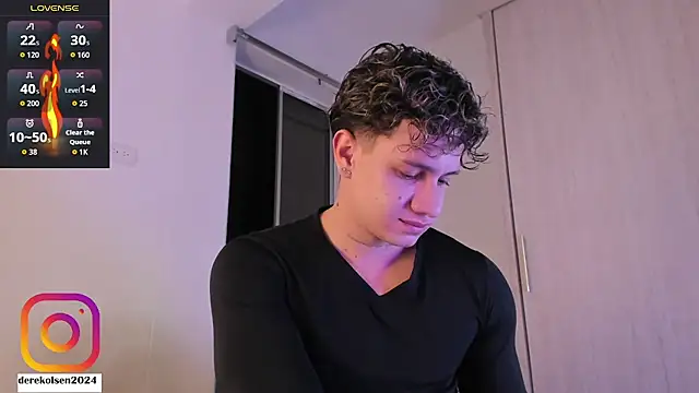 Snapshot of DerekOlsen chatting on October 29, 2:14 am DerekOlsen online show from October 29, 2:14 am