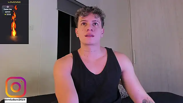 Snapshot of DerekOlsen chatting on November 11, 2:44 am DerekOlsen online show from November 11, 2:44 am