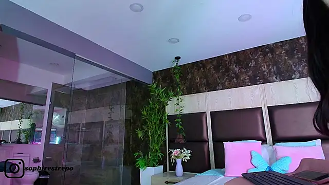 Snapshot of sophie_starx chatting on January 9, 4:41 am sophie starx online show from January 9, 4:41 am