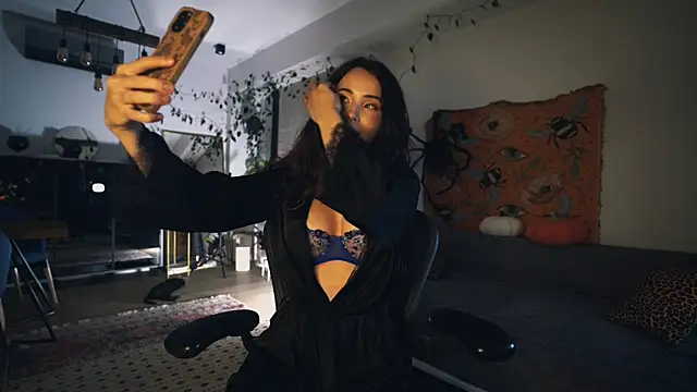 Leona Mell online show from October 28, 6:32 pm