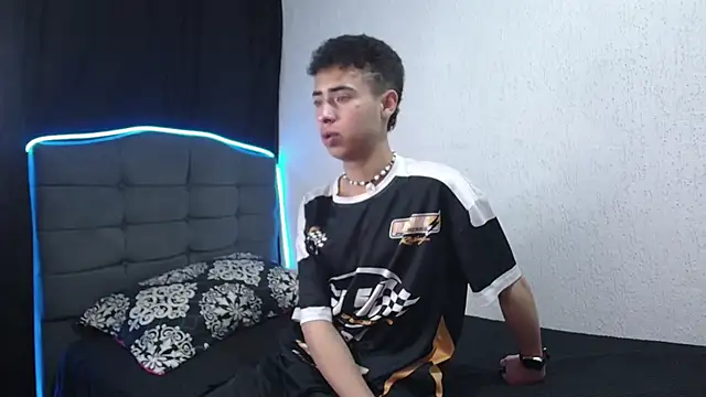 Snapshot of sexybat_twink chatting on December 22, 10:47 pm sexybat twink online show from December 22, 10:47 pm