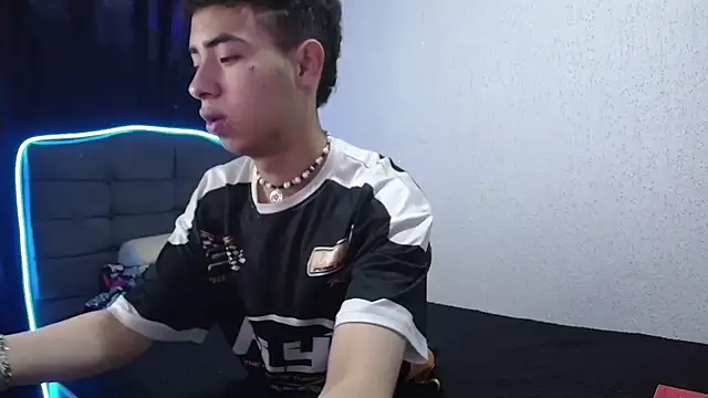 Snapshot of sexybat_twink chatting on December 23, 8:03 pm sexybat twink online show from December 23, 8:03 pm