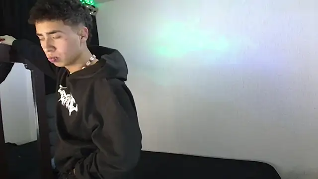 Snapshot of sexybat_twink chatting on January 31, 12:06 am sexybat twink online show from January 31, 12:06 am