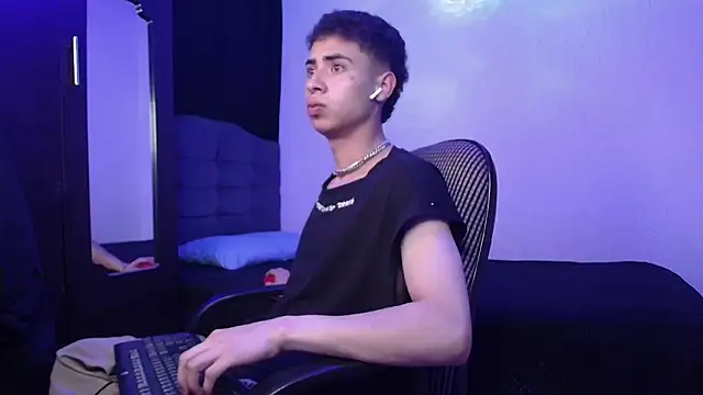 Snapshot of sexybat_twink chatting on February 10, 3:35 am sexybat twink online show from February 10, 3:35 am