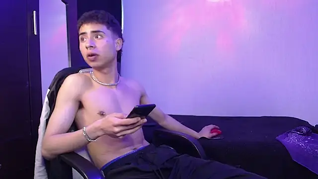 Snapshot of sexybat_twink chatting on February 11, 11:43 am sexybat twink online show from February 11, 11:43 am