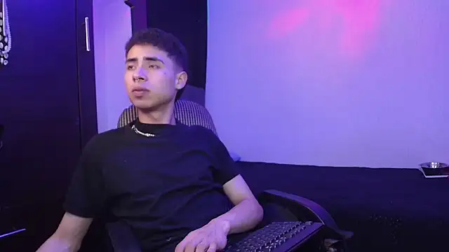 Snapshot of sexybat_twink chatting on February 12, 12:27 am sexybat twink online show from February 12, 12:27 am