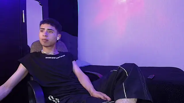 Snapshot of sexybat_twink chatting on February 13, 11:37 pm sexybat twink online show from February 13, 11:37 pm