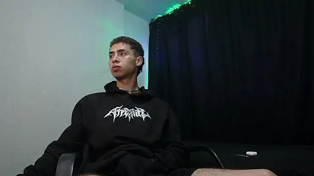 Snapshot of sexybat_twink chatting on March 9, 11:14 am sexybat twink online show from March 9, 11:14 am