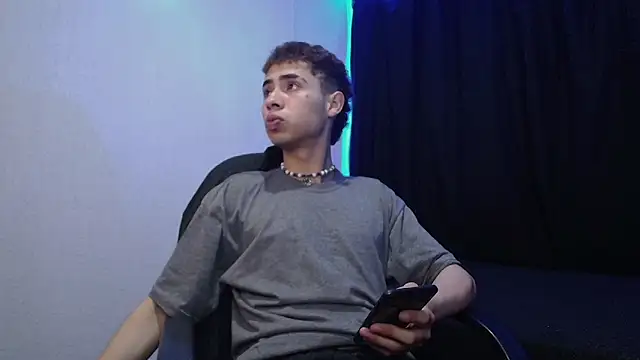 Snapshot of sexybat_twink chatting on March 13, 5:11 am sexybat twink online show from March 13, 5:11 am