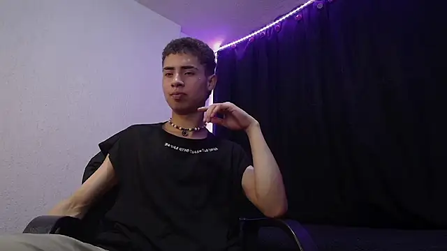 Snapshot of sexybat_twink chatting on March 14, 12:10 am sexybat twink online show from March 14, 12:10 am