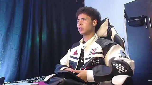 Snapshot of sexybat_twink chatting on December 4, 11:35 pm sexybat twink online show from December 4, 11:35 pm