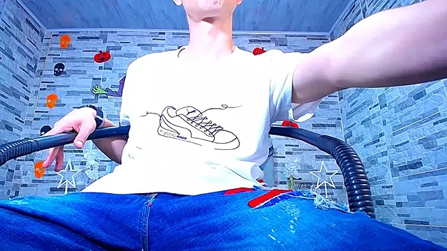 Snapshot of ADAM_HOT chatting on October 25, 12:40 am ADAM HOT online show from October 25, 12:40 am