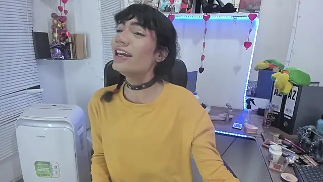 Snapshot of SWEETSAMY39715 chatting on February 18, 1:44 pm SWEETSAMY39715 online show from February 18, 1:44 pm