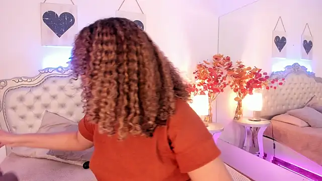 NiaColusi online show from September 20, 7:59 pm