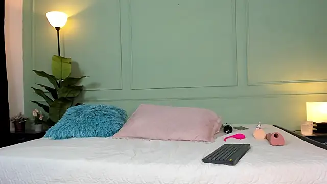 Emma Rosess online show from December 13, 12:50 pm